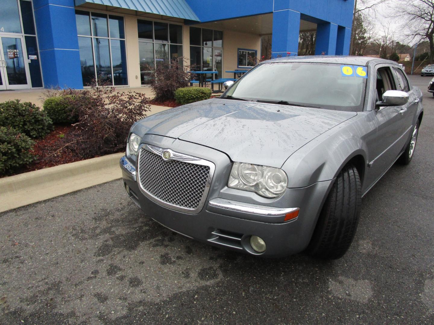 2006 Grey Chrysler 300 Touring (2C3LA53G56H) with an 3.5L V6 DOHC 24V engine, 4-Speed Automatic Overdrive transmission, located at 1814 Albert Pike Road, Hot Springs, AR, 71913, (501) 623-1717, 34.494228, -93.094070 - Photo#2